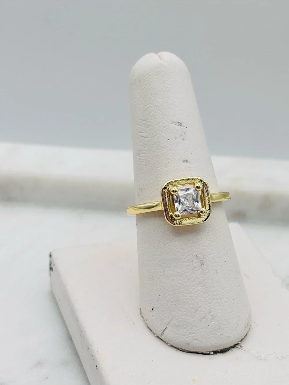 Emptyclosett elegant gold